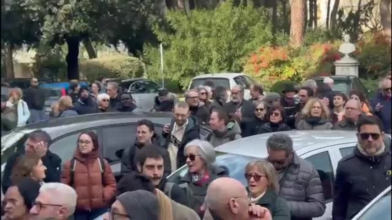 Ravenna, il video del flash mob di solidarietà nei confronti dei medici indagati per il caso dei certificati ai migranti
