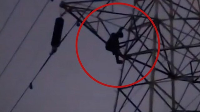 हाई टेंशन टावर पर चढ़ा युवक, Video