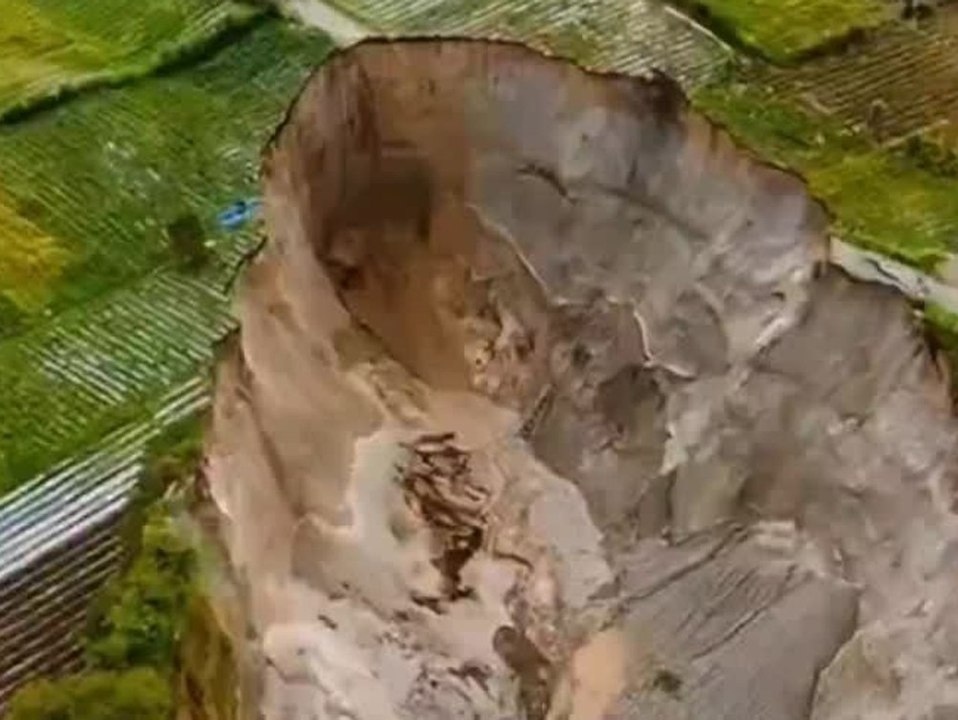 Riesiges Senkloch verschlingt Ackerland