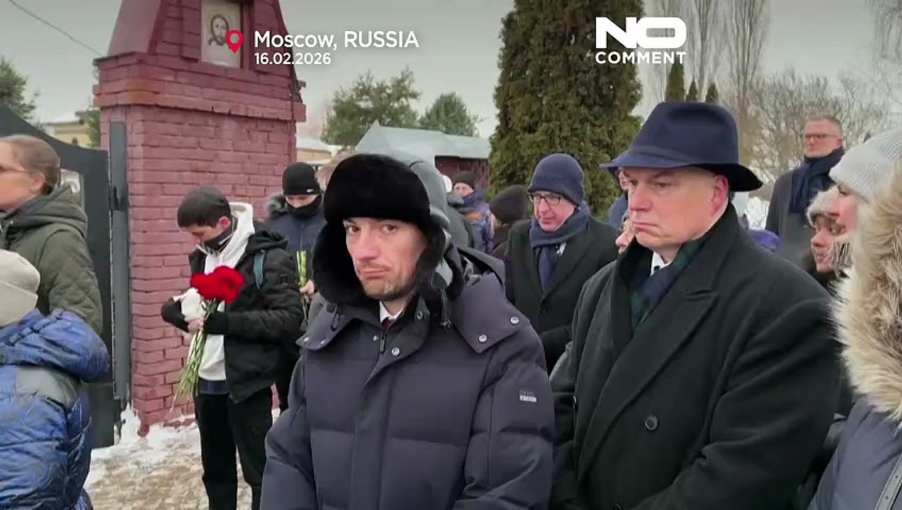 Россия отмечает годовщину на могиле Навального...