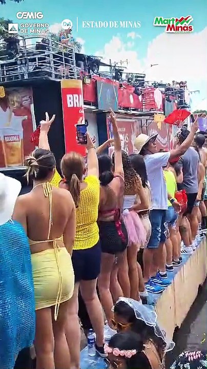 Michel Teló entra no ritmo da Macarena e levanta a plateia