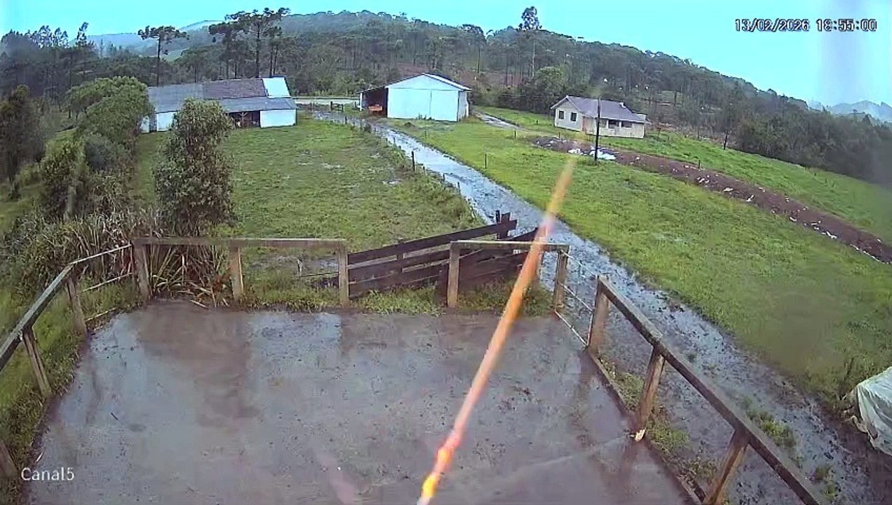 Raio quase atinge casa e assusta família em cidade de SC: “Fogo para todo lado”