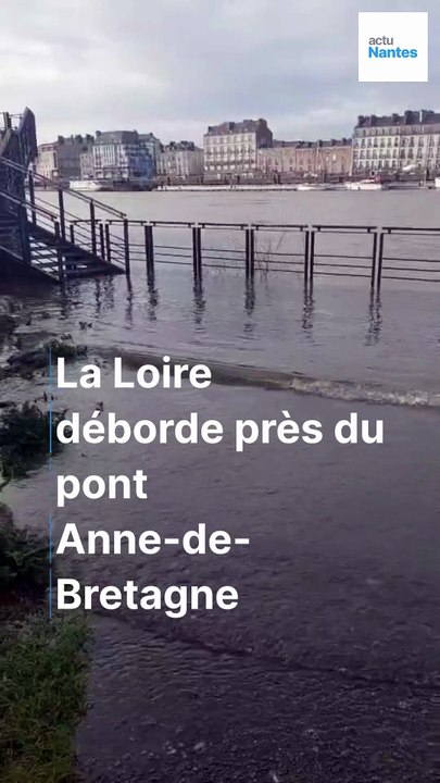 La Loire déborde près du pont Anne de Bretagne à Nantes
