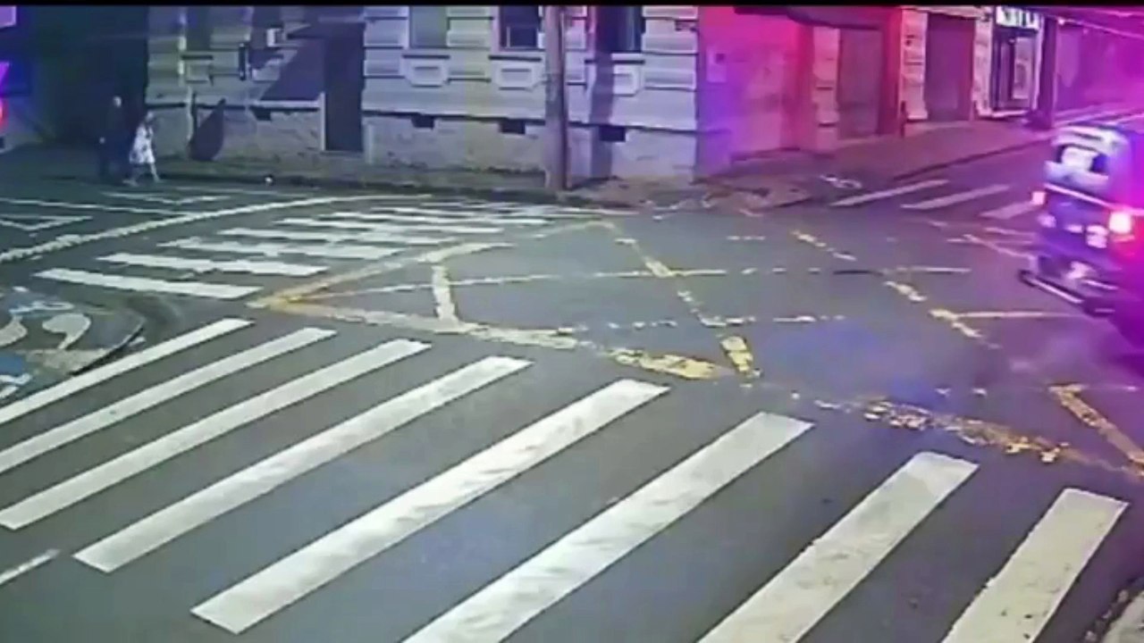 Homem de Mustang atropela e depois carrega ex no capô por ruas do PR