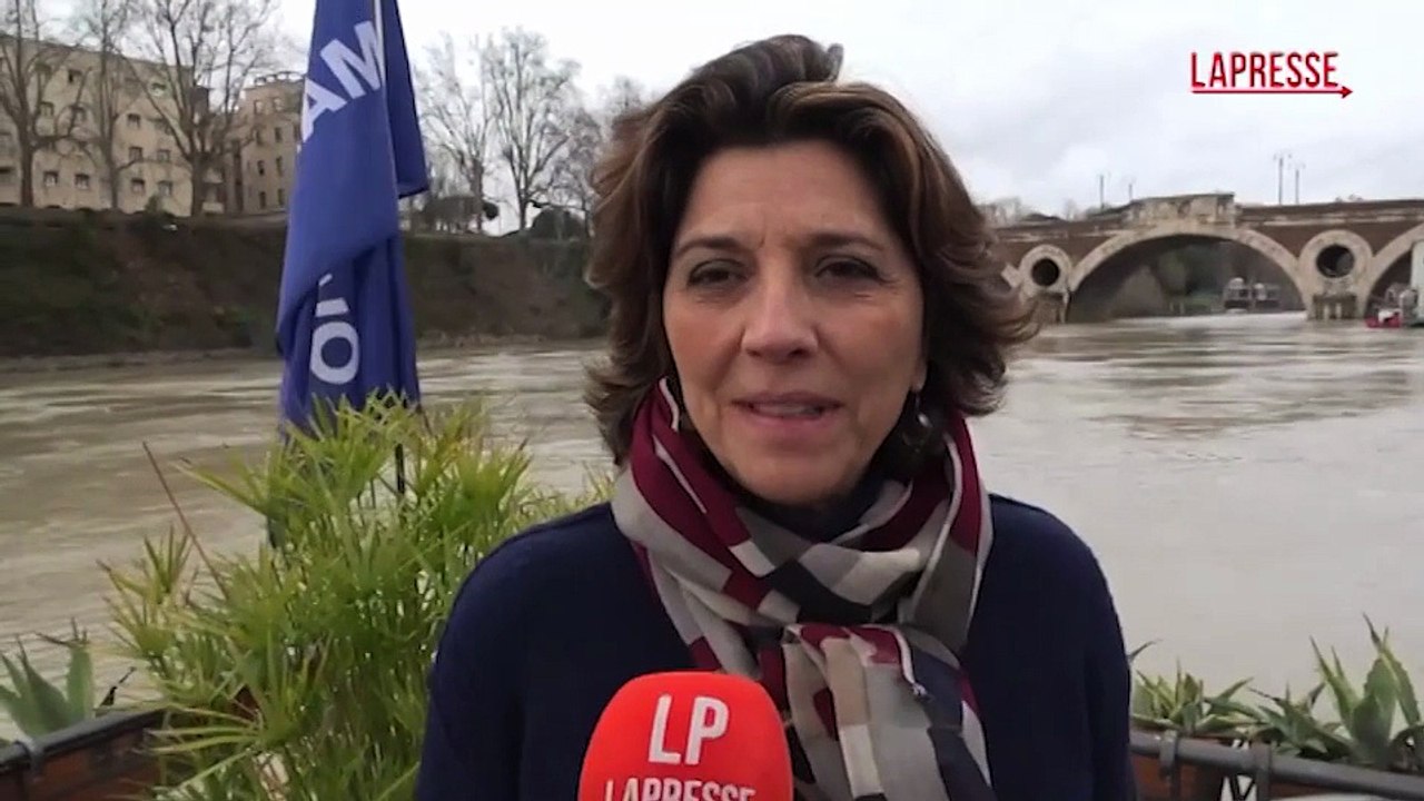 Roma, piena straordinaria del Tevere: ciclabili allagate e barconi a rischio