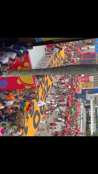 Bloco Filhos e Filhas de Marx erguem faixa de Tarifa Zero e Fim da Escala 6x1 no Circuito Osmar