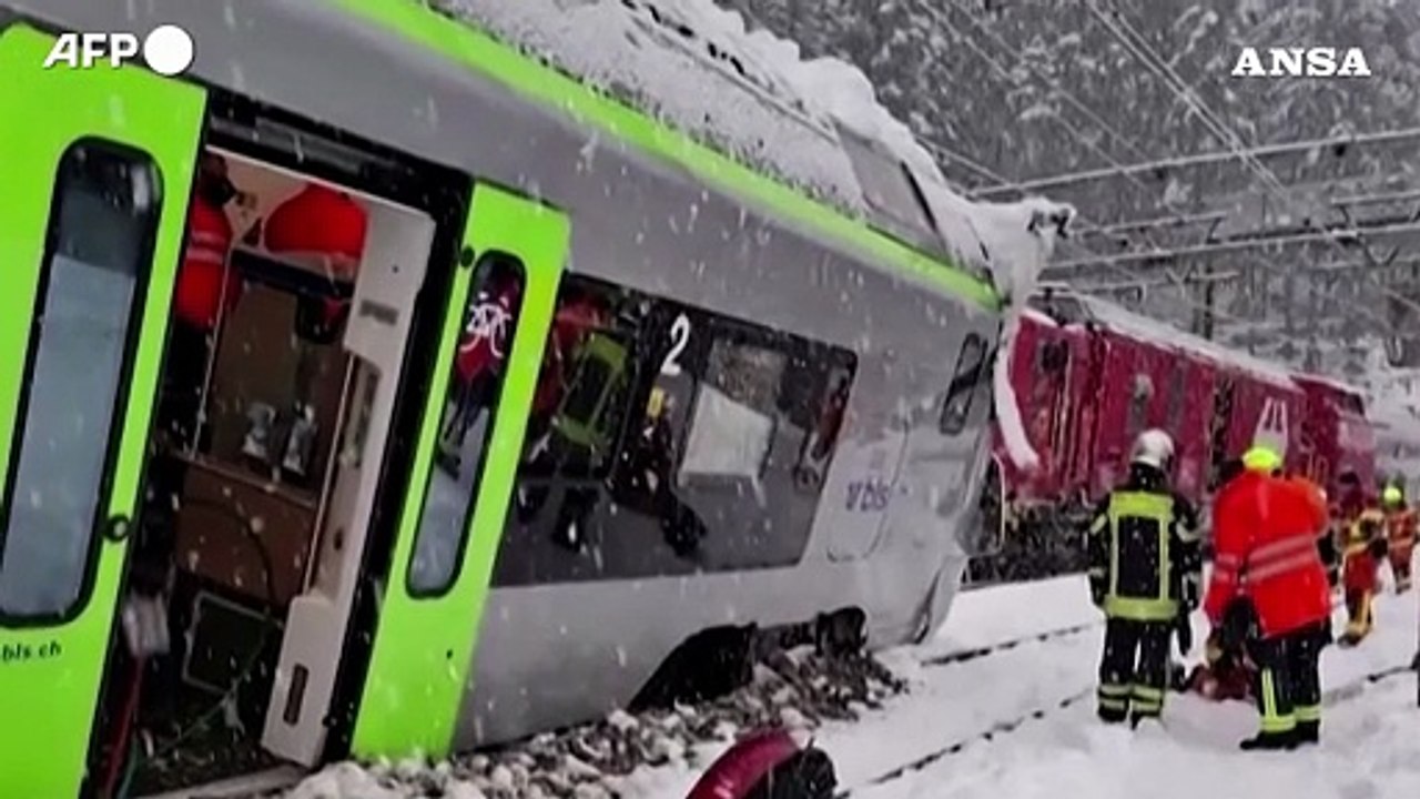 Svizzera, treno deraglia fra i binari invasi dalla neve: 5 feriti