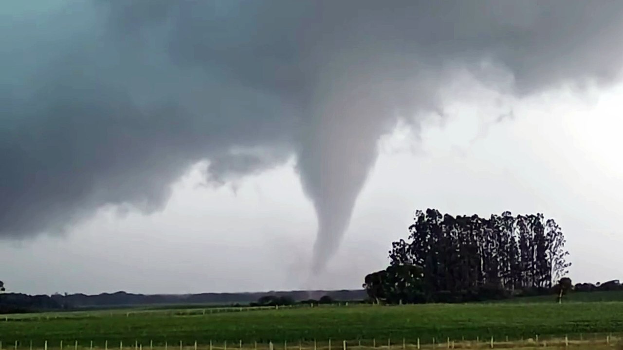 Tornado atinge cidade no interior do Rio Grande do Sul e causa estragos
