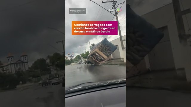 Caminhão carregado com carvão tomba e atinge muro de casa em Minas Gerais #shorts