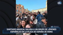 Santiago Abascal saluda a un grupo de jóvenes españoles en la Plaza de España de Roma