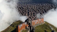 gog magog yajuj makjuk di balik celah darial gunung kaukasus terlihat sudah keluar dari gunung