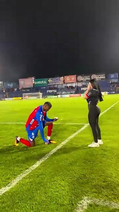 Jugador de Xelajú le pidió matrimonio a su novia tras partido de liga de Guatemala
