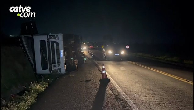 Caminhão carregado com farelo de soja tomba na BR-369 e deixa motorista ferido em Cascavel