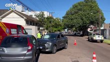 Batida frontal entre carros deixa idosa ferida no bairro Tropical