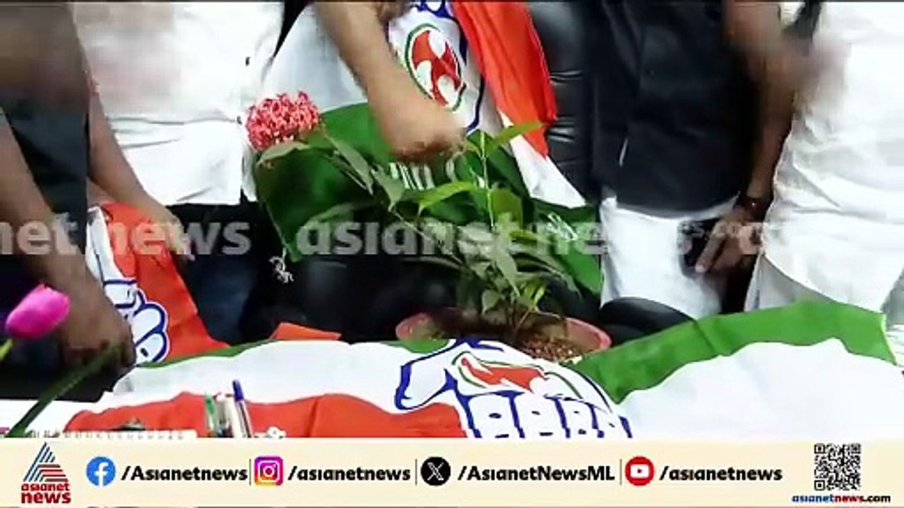 'അനങ്ങാപ്പാറ നയമാണ് അധികൃതരുടേത്'; പൊതുമരാമത്ത് വകുപ്പ് ഓഫീസിൽ ഉപരോധം തുടർന്ന് യുഡിഎഫ് പ്രവർത്തകർ