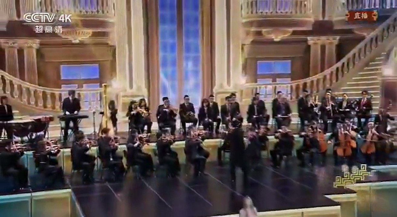 Regardez l'image la plus surprenante de la nuit - Hélène Rollès de "Hélène et la garçons" chante devant 800 millions de téléspectateurs à la télé chinoise : Voici pourquoi