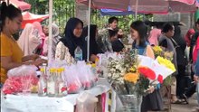 Nyadran Jelang Ramadan Bawa Berkah bagi Pedagang Bunga Tabur TPU Karet