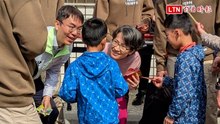 拜廟同框温世政！蕭美琴南投發福袋「超暖」爆人潮