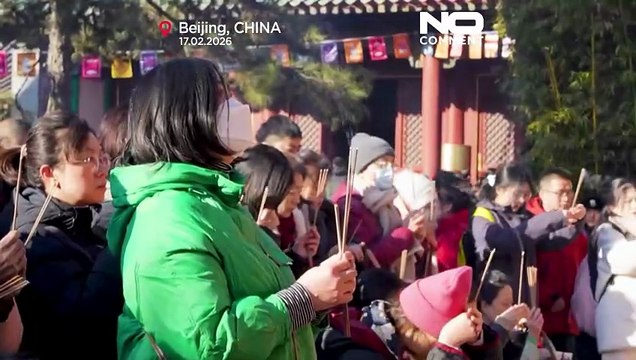La Cina celebra il Capodanno lunare con visite ai templi e preghiere tradizionali