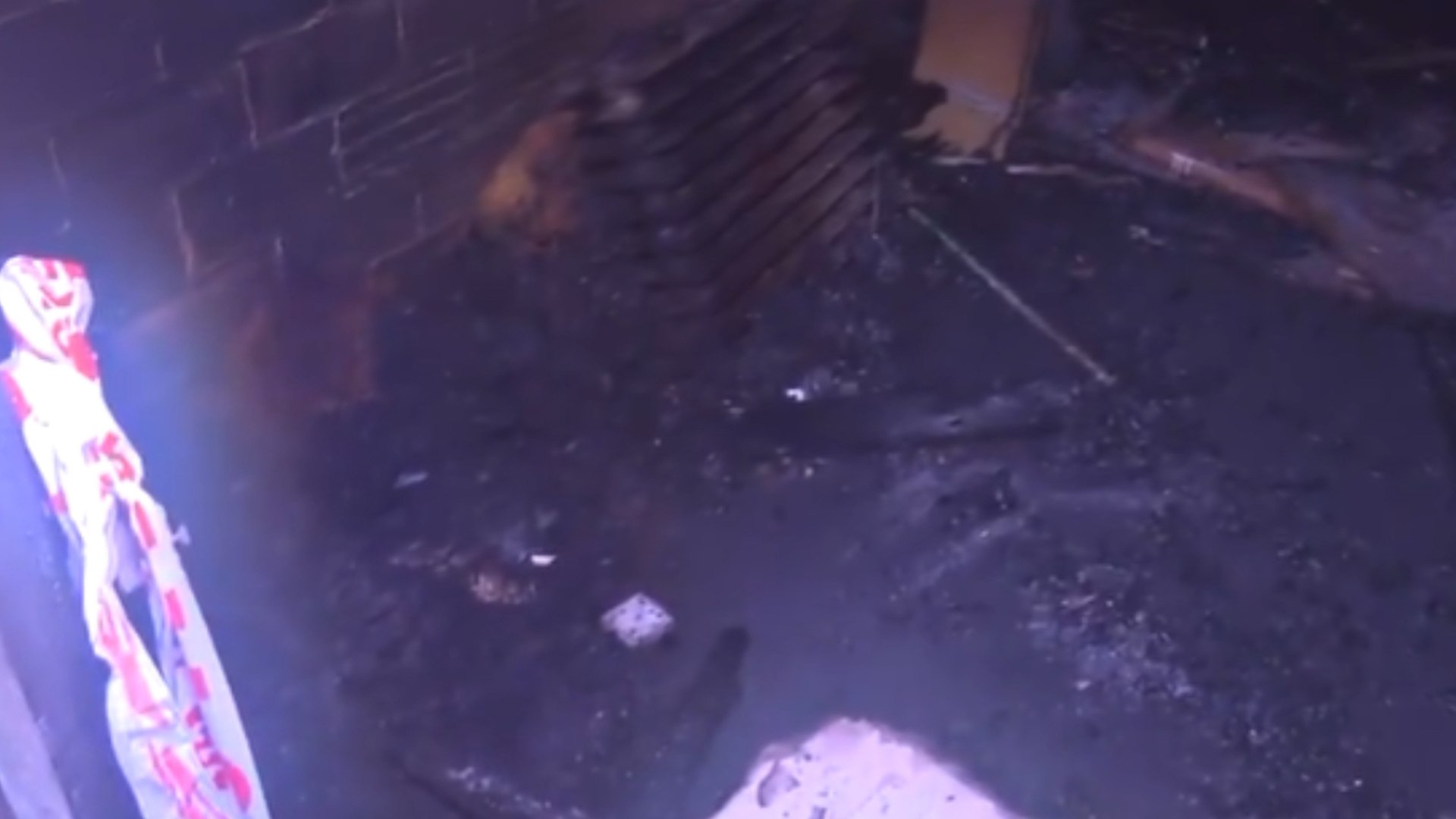 La localidad de Manlleu, situada en la comarca de Osona (Barcelona), se encuentra sumida en el luto tras el devastador incendio que este lunes por la noche seg� la vida de cinco j�venes en un bloque de viviendas de la calle Montseny. El fuego, declarado en la azotea del inmueble de cinco plantas, ha dejado adem�s un saldo de cuatro personas heridas con lesiones de car�cter leve. 

La alerta salt� alrededor de las 21:10 horas, cuando el servicio de emergencias 112 recibi� m�ltiples llamadas de residentes alarmados por la presencia de una densa columna de humo en la caja de la escalera. De inmediato, se activaron 13 dotaciones de los Bomberos de la Generalitat, que a su llegada encontraron el edificio totalmente desalojado. Tras extinguir las llamas en apenas treinta minutos, los efectivos de rescate accedieron al recinto y localizaron a la primera v�ctima en situaci�n de parada cardiorrespiratoria. 

Al agilizar los trabajos de b�squeda en el interior de un trastero situado en la azotea, los bomberos hallaron los cuerpos de otros cuatro j�venes. Las autoridades sanitarias desplazaron 11 ambulancias y dos equipos de apoyo psicol�gico, aunque no fue posible salvar la vida de ninguno de los cinco adolescentes. Debido a la virulencia del fuego, los equipos forenses han indicado que la identificaci�n plena de los fallecidos se completar� durante la jornada de hoy, puesto que algunos de los cuerpos estaban "calcinados". 

Aunque se tiene la certeza de que todas las v�ctimas eran j�venes, los investigadores barajan la posibilidad de que algunos de ellos fueran menores de edad. La Unidad de Investigaci�n de los Mossos d'Esquadra ha asumido las pesquisas para determinar el origen del siniestro. La gravedad de lo sucedido ha provocado una inmediata respuesta institucional. 

El presidente de la Generalitat, Salvador Illa, ha manifestado a trav�s de la red social 'X' sentirse "conmocionado" por la p�rdida de estas cinco vidas, aprovechando su mensaje para enviar el p�same a "sus familiares y amistades". Por su parte, la consejera de Interior, N�ria Parlon, se desplaz� personalmente a Manlleu durante la madrugada para conocer de primera mano el alcance de la tragedia y apoyar a los equipos desplegados.