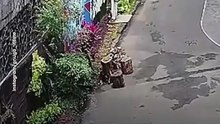 Terekam CCTV, Begini Detik - detik Tembok Pembatas SMPN 182 di Jaksel Roboh