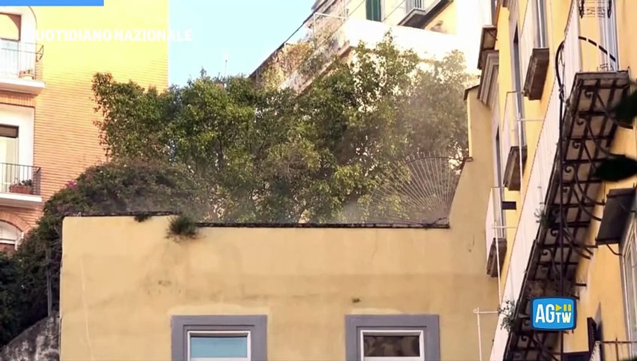 Napoli, incendio in corso al Teatro Sannazzaro. L'intervento dei Vigili del Fuoco