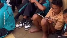 Viral Sekolah Rusak Parah di NTT, Siswa Tetap Masuk Meski Tanpa Meja Kursi
