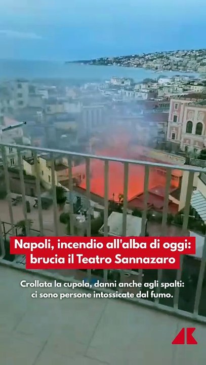 Incendio a Napoli in Via Chiaia, fiamme al Teatro Sannazzaro: crolla la cupola