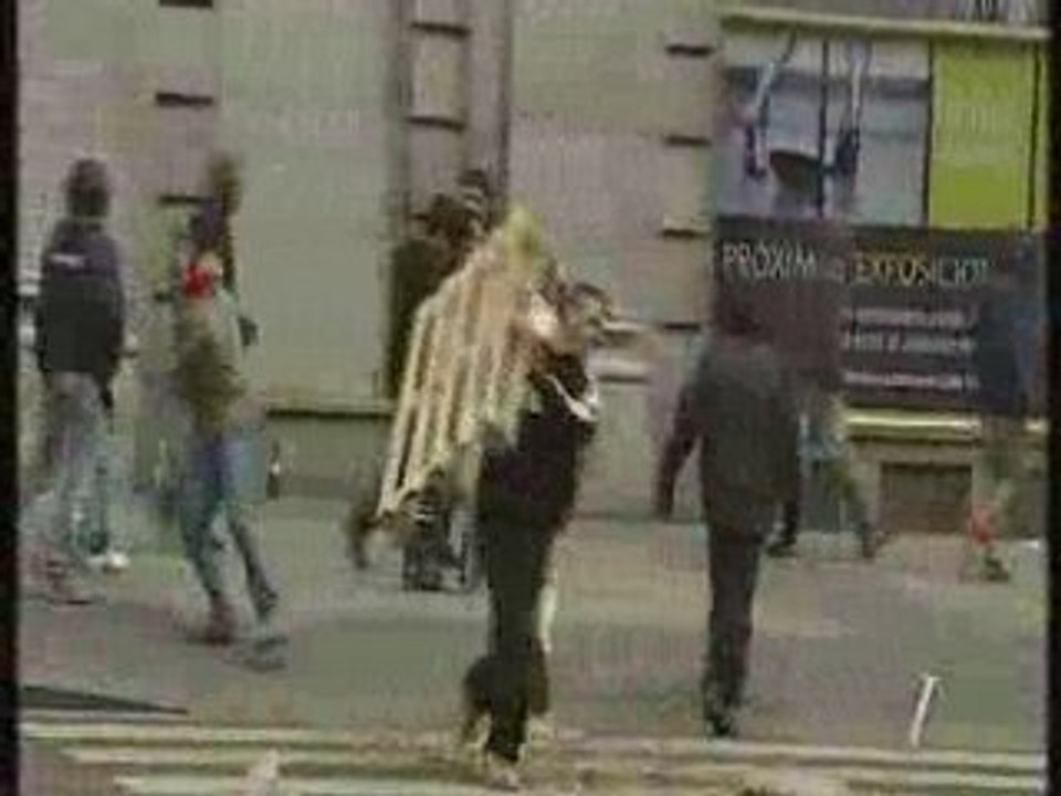 Antifascistas agreden a un cámara de Cuatro