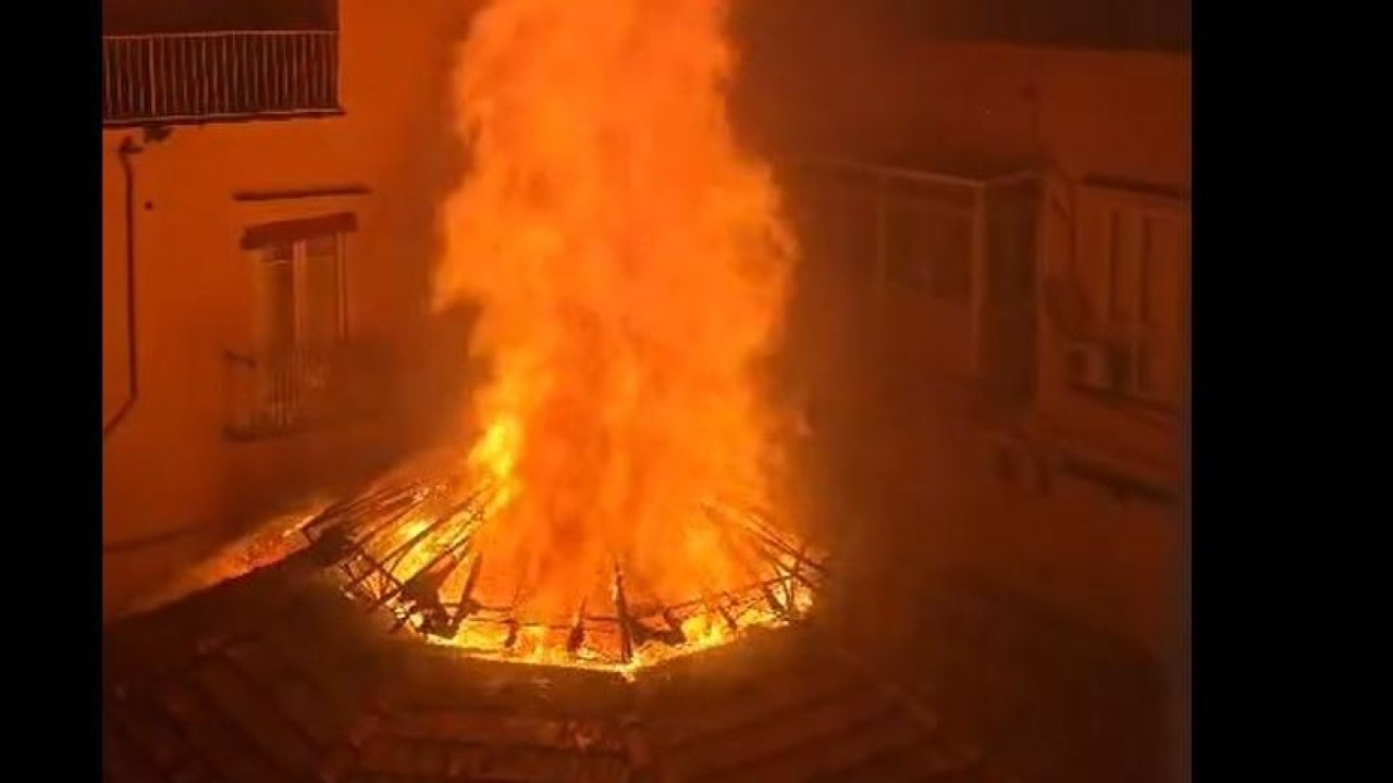 Teatro Sannazaro a Napoli, il rogo distrugge la cupola