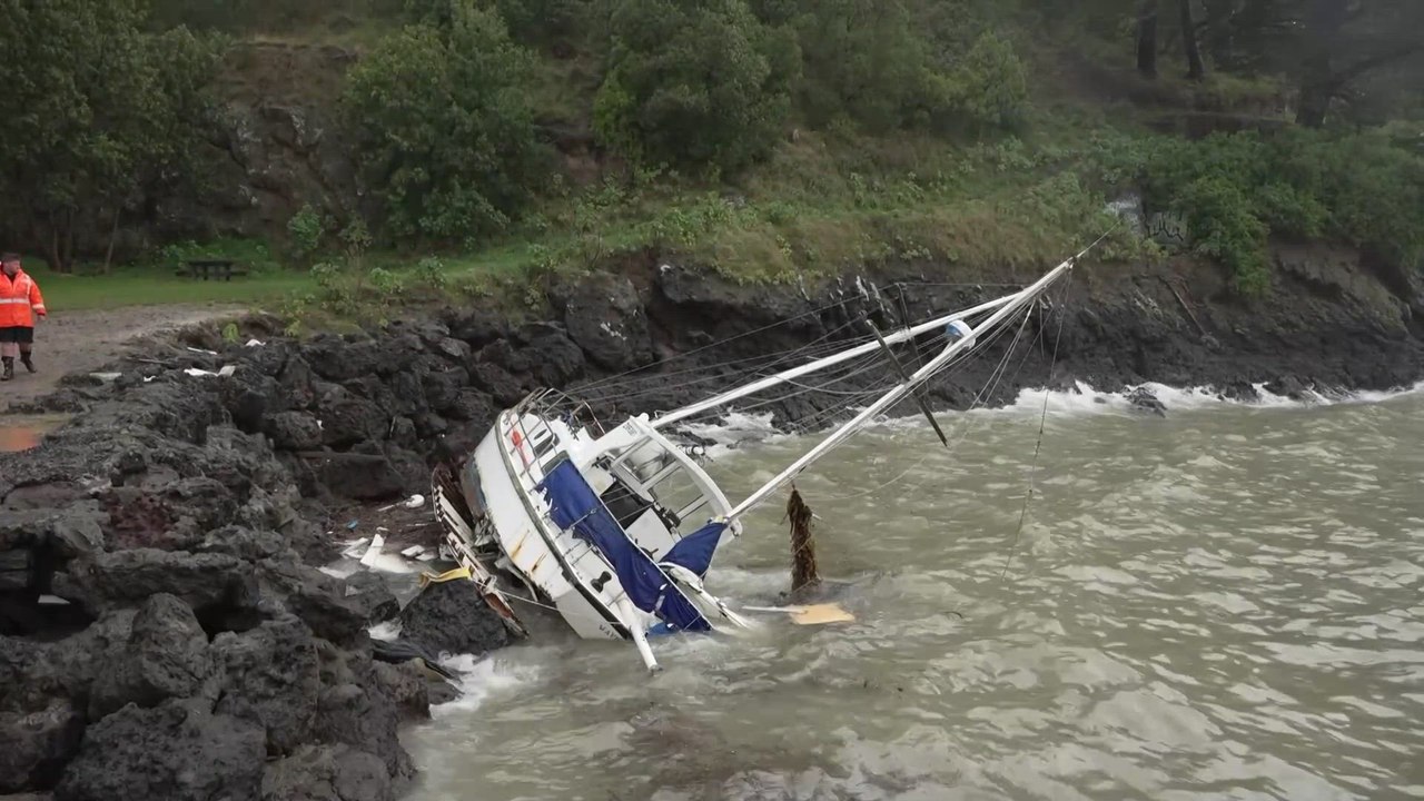 Heavy rain batters New Zealand's South Island, triggers flood warnings