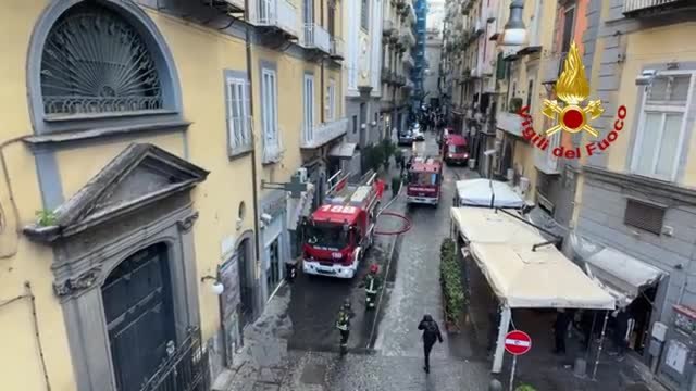 Incendio al Sannazaro, le fiamme nel teatro e l'intervento dei Vigili del Fuoco