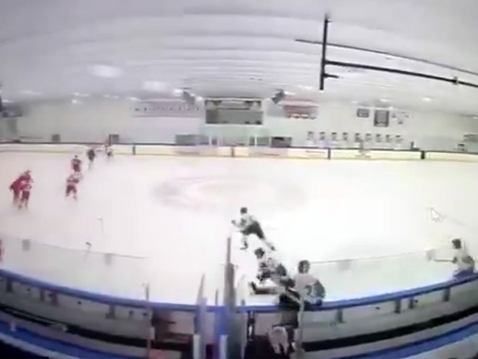 Schüsse bei Eishockeyspiel: Spieler rennen um ihr Leben