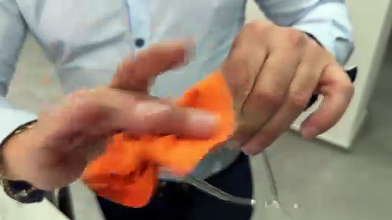 Du Chambon-Feugerolles à M6 : Sajuthise, le stick ligérien qui veut révolutionner le nettoyage des lunettes