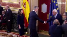 El frío saludo entre Pedro Sánchez y Felipe González
