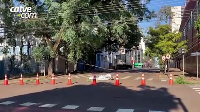 Caminhão baú arranca fios de telefonia e interdita a rua São Paulo em Cascavel