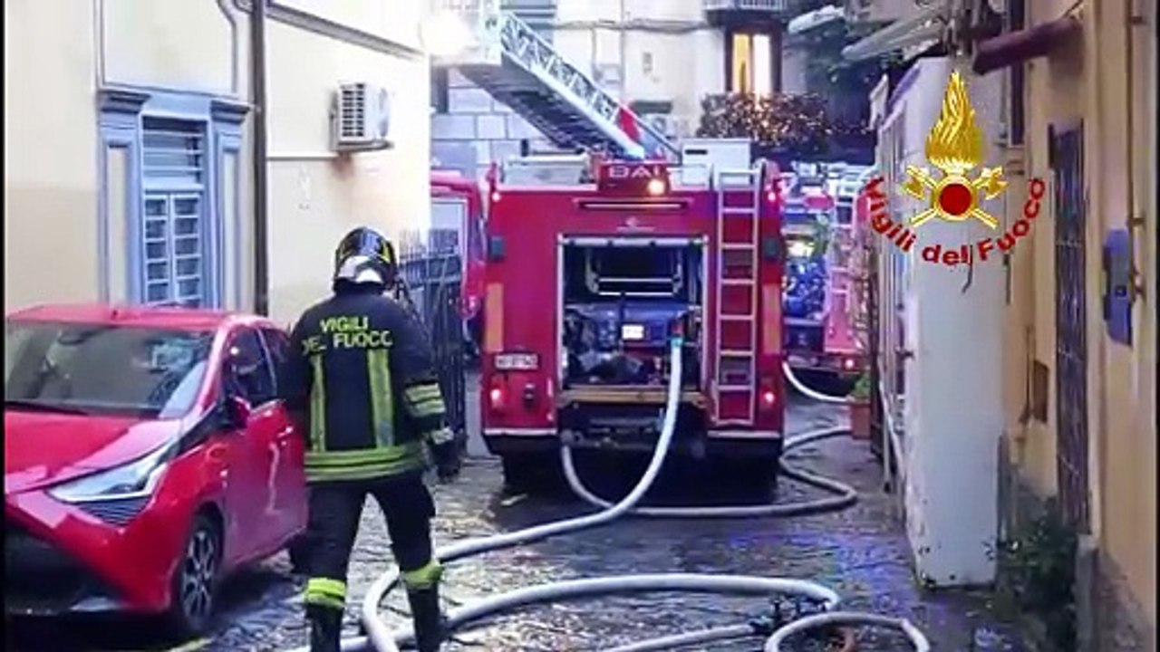 Evacuazioni a Napoli: incendio nel Teatro Sannazaro, cupola gravemente danneggiata