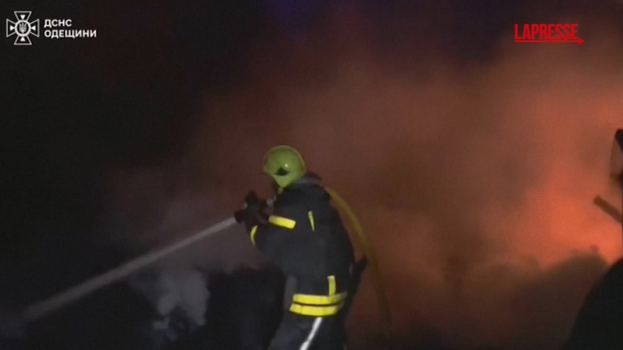 I Vigili del Fuoco combattono con le fiamme dopo l'attacco russo su Odessa