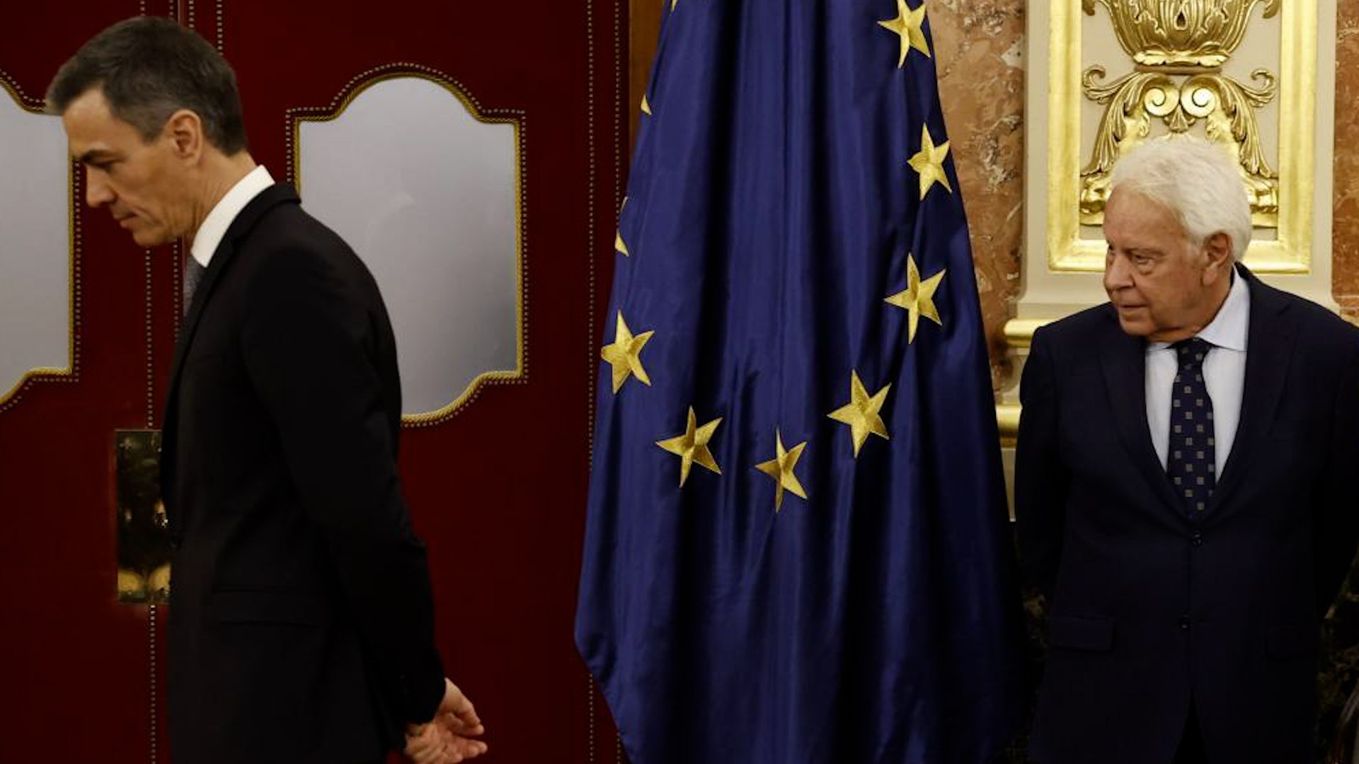 El Congreso de los Diputados ha acogido este martes una de las citas m�s significativas del calendario institucional bajo el t�tulo "Nuestra Constituci�n m�s longeva". En un acto marcado por la reivindicaci�n de la estabilidad democr�tica, el Rey Felipe VI ha defendido con firmeza la vigencia de la Carta Magna, que alcanza ya los 47 a�os de historia, calific�ndola como una obra "brillante".
M�s all� de la solemnidad del discurso real, el foco medi�tico se ha centrado en las din�micas internas del bloque socialista. Se ha producido un "el breve saludo entre Pedro S�nchez y Felipe Gonz�lez en el acto institucional sobre la Constituci�n en el Congreso". Este gesto ha sido analizado con lupa por los asistentes, dado que "este encuentro se produce tras las �ltimas cr�ticas entre el actual Gobierno y el ex presidente". Gonz�lez, situado en la zona de los constituyentes, comparti� espacio con otras figuras hist�ricas como Jos� Mar�a Aznar o Carmen Calvo.
Durante su intervenci�n en el hemiciclo, Don Felipe ha incidido en que la Constituci�n es "nuestra referencia y la que esperamos legar a nuestros hijos". El monarca ha resaltado la "legitimidad de origen" del texto, subrayando que surgi� de la "voluntad del pueblo espa�ol libremente expresada en las urnas" y que su �xito radica en que "no fue la voluntad de una parte de la sociedad contra otra".
Con una advertencia clara sobre la situaci�n actual, el Rey ha sentenciado: "La mejor manera de conmemorar la Constituci�n es cumplirla". Seg�n el jefe del Estado, aunque "vivimos tiempos dif�ciles e inciertos que hacen a�n m�s visibles las imperfecciones que tiene nuestro marco institucional y normativo", esto no responde a "una menor vigencia del ordenamiento constitucional". Al contrario, ha defendido que el "esp�ritu cr�tico" debe servir para lograr "una realizaci�n m�s plena de esos principios y valores".
Como es habitual en estas citas presididas por el jefe del Estado, se han repetido las "ausencias ya tradicionales" de los portavoces de ERC, PNV, Junts y Bildu. No obstante, el consenso mayoritario de la c�mara se hizo notar cuando el Rey interrumpi� su discurso para condenar el terrorismo de ETA y recordar "a todos los que se dejaron la vida en el camino hacia la consolidaci�n de nuestro r�gimen de libertades" frente al "af�n asesino y destructor" de los terroristas.
El monarca ha concluido su intervenci�n pidiendo "visi�n y perspectiva" para el futuro del pa�s, recordando que el camino recorrido "ha sido brillante", pero que el �xito venidero depende de que los espa�oles sigan trabajando unidos: "Siempre y cuando sigamos escribiendo juntos". Para Felipe VI, la longevidad de la norma fundamental obliga hoy m�s que nunca "a su respeto, defensa, desarrollo y fortalecimiento".