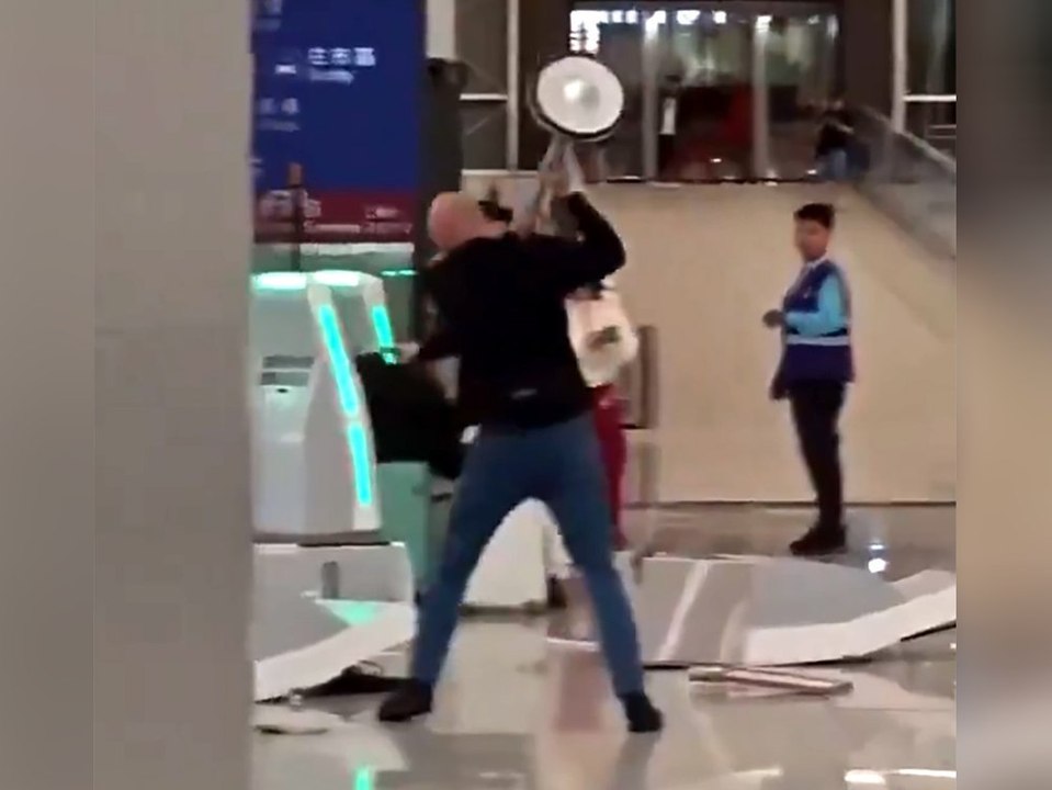 Mann randaliert mit Metallpfosten am Flughafen