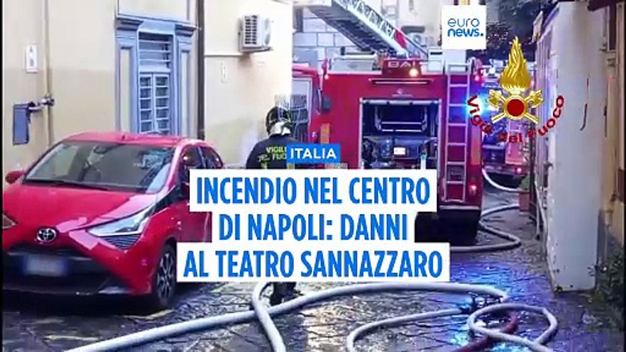 Incendio nel centro di Napoli: a fuoco il teatro Sannazzaro a Via Chiaia, alcuni intossicati