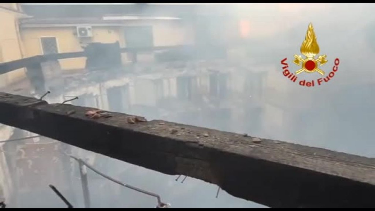 Napoli, sotto controllo l'incendio al Teatro Sannazaro