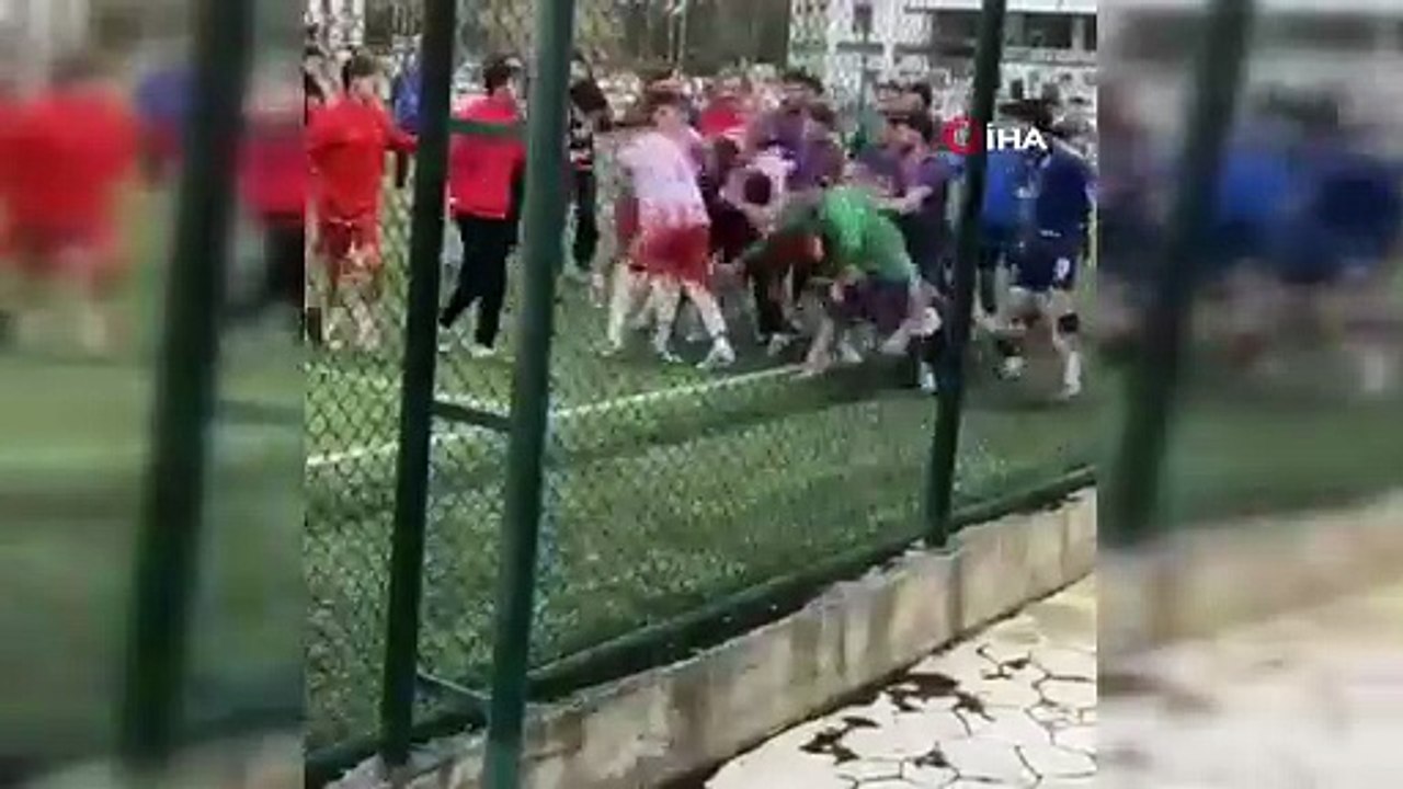 Yeşil saha boks ringine döndü! Tekme ve yumruklar havada uçuştu