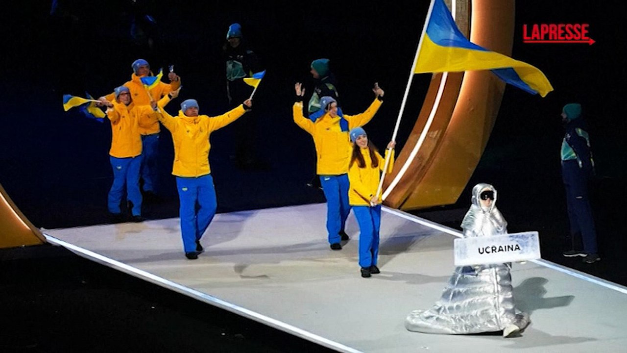 Olimpiadi 2026, ? una donna russa quella che ha portato il cartello con scritto 'Ucraina' alla cerimonia di apertura