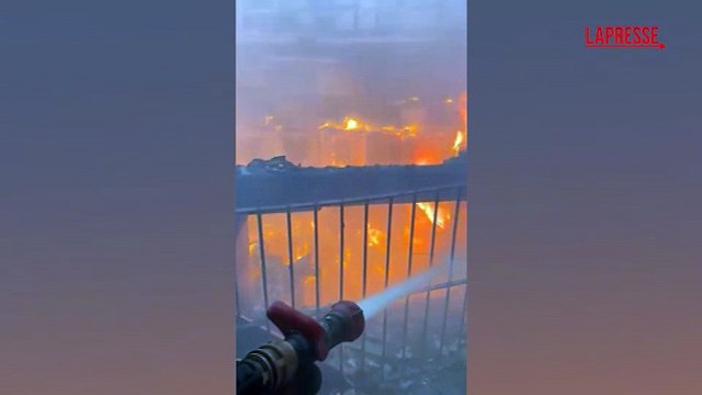 Teatro Sannazaro, un vigile del fuoco al lavoro tra le fiamme del rogo
