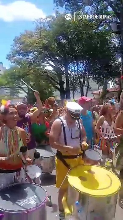 Bloco 'Juventude Bronzeada' ironiza Bolsonaro com gritos de "sem anistia" em BH