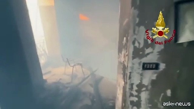 Napoli, sotto controllo l'incendio al Teatro Sannazaro