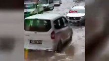 15 dakika yetti! Aniden bastıran sağanak yolları göle çevirdi