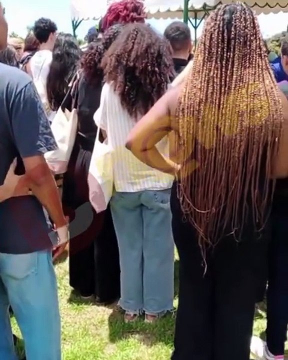 Enterrada sob forte comoção, bióloga que morreu atropelada por caminhão de limpeza havia ido pela primeira vez ao Carnaval de Salvador