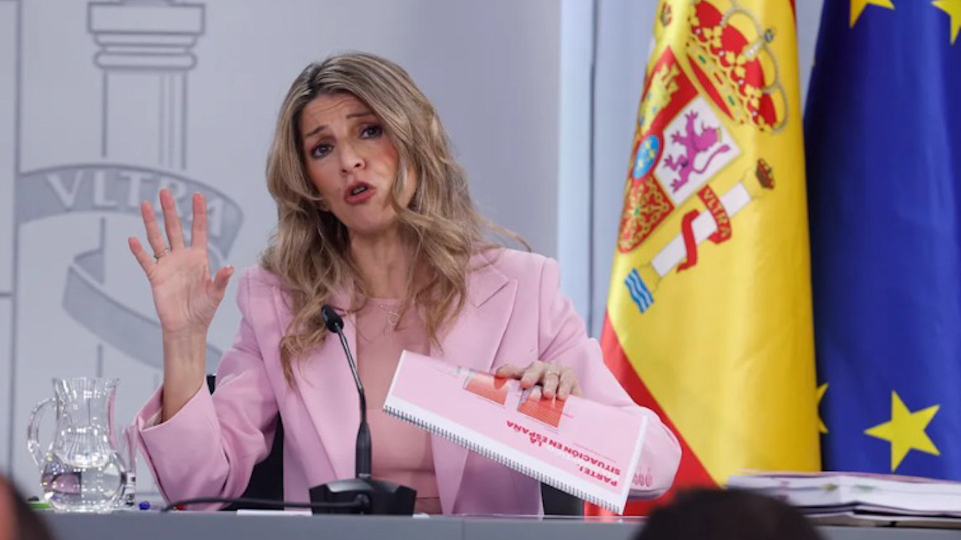 La vicepresidenta segunda y ministra de Trabajo, Yolanda D�az, ha respondido a las cr�ticas al Gobierno que ha vertido este martes el presidente de la CEOE, Antonio Garamendi por la subida del SMI. "El se�or Garamendi gana 23 veces el salario m�nimo, le pido prudencia y responsabilidad", ha dicho D�az. Adem�s, ha insistido en que hay margen para subir los salarios en Espa�a, m�s all� del SMI porque "los m�rgenes empresariales son brutales. Hagan el esfuerzo de repartir un poquito la riqueza con la clase trabajadora", ha afirmado D�az en la rueda de prensa posterior al Consejo de Ministros.